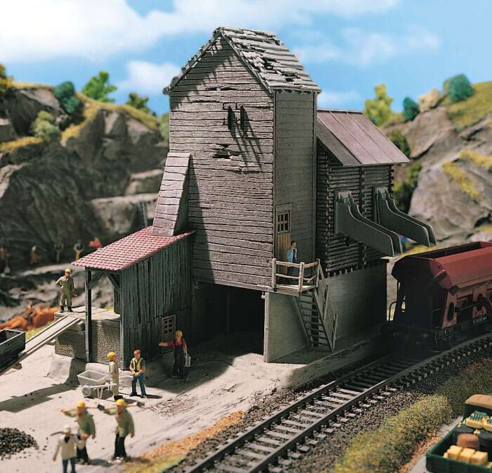 Gravel loader with driven locking flaps