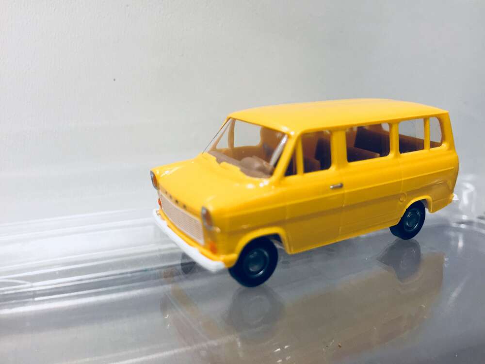 Ford Transit minibuss, gul