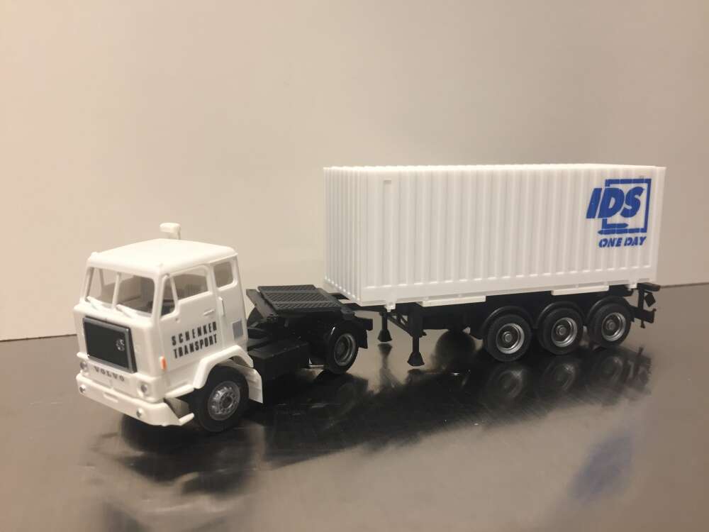Volvo trekkvogn m. containerhenger "IDS"