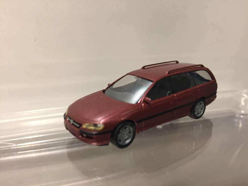 Opel Omega caravan, vinrød met.