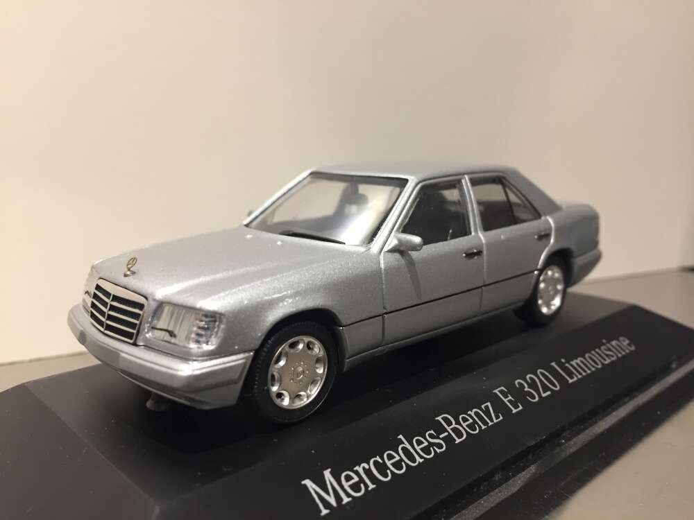 MB E320 Limousine, sølvmet.