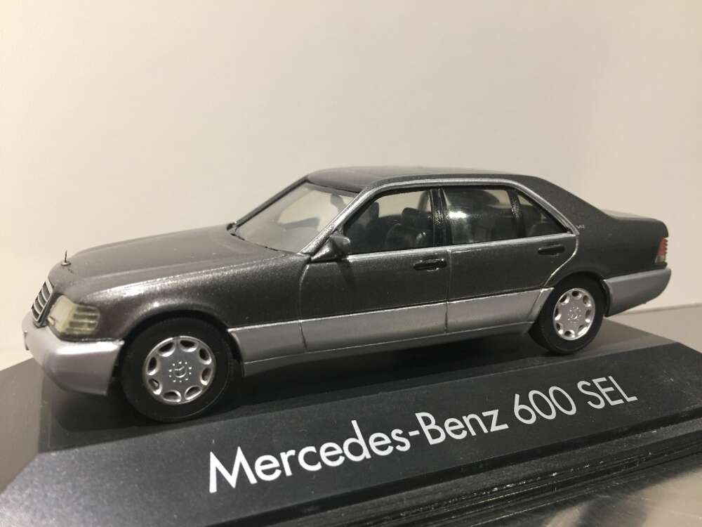MB 600SEL , sølvgrå met- to-farvet