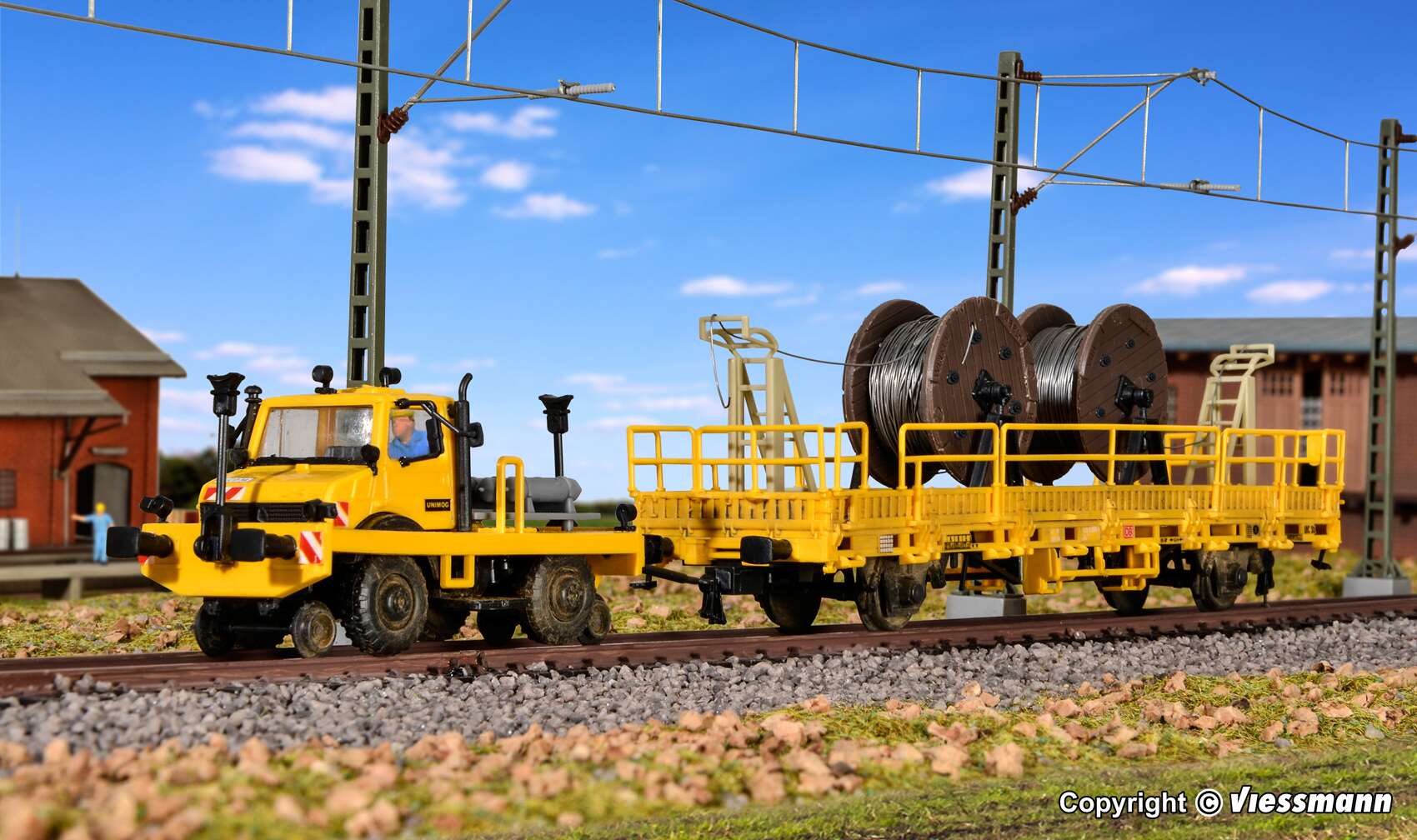 Two-way UNIMOG with push-pull frame and low side car for catenary construction