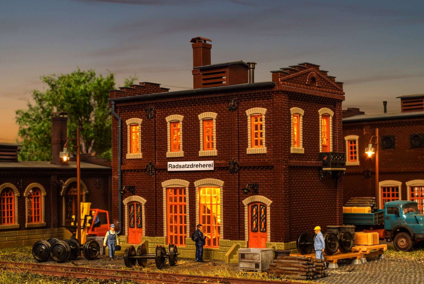 Wheel service turnery