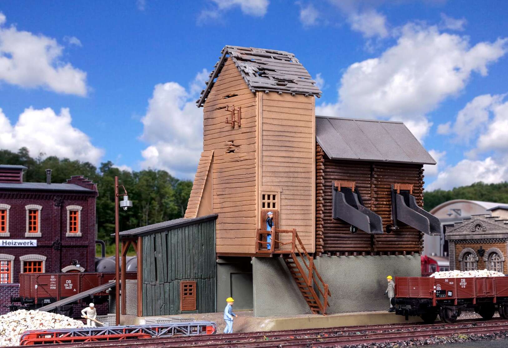 Gravel loader with driven locking flaps