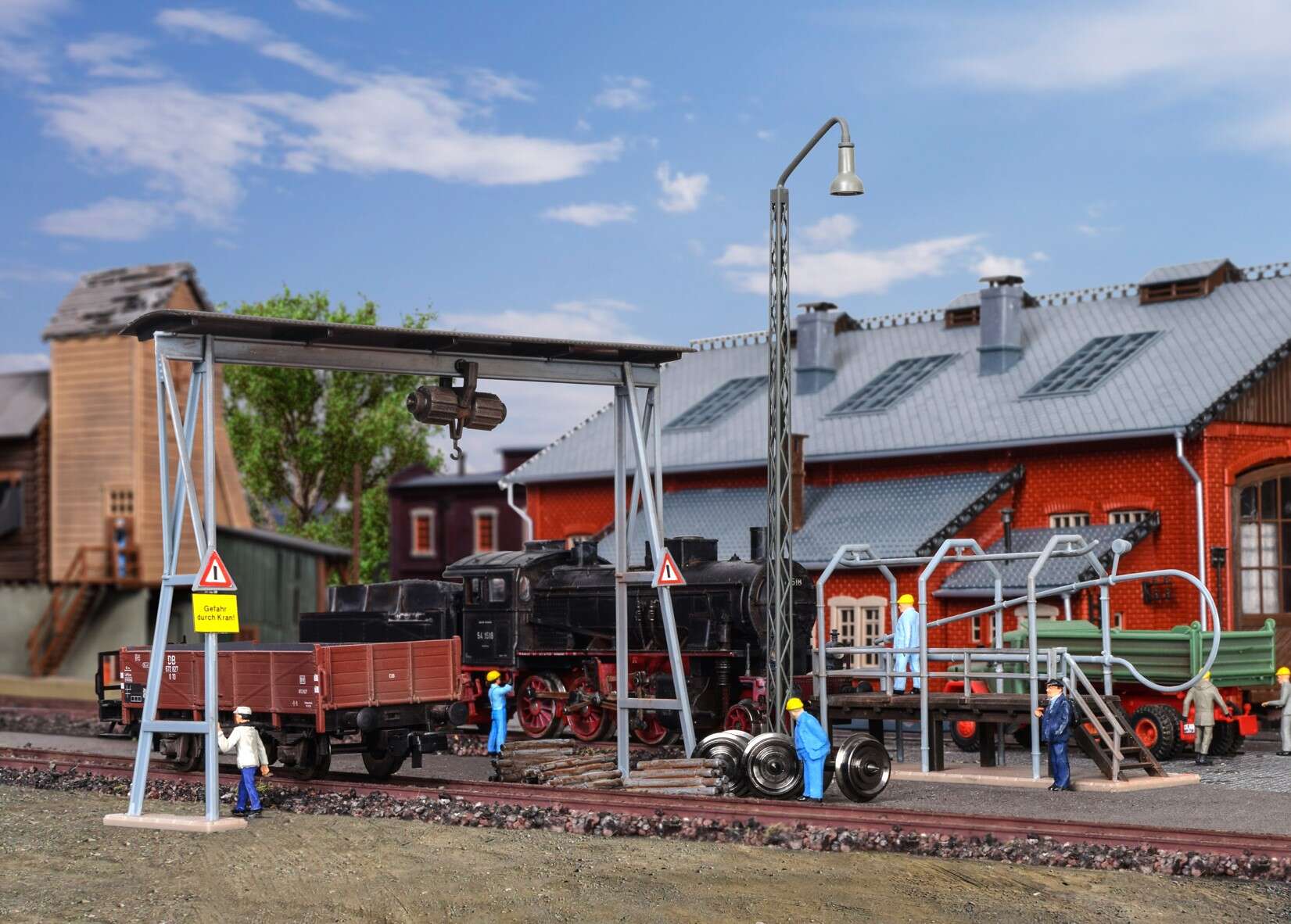 Pipe cleaning plant with frame crane