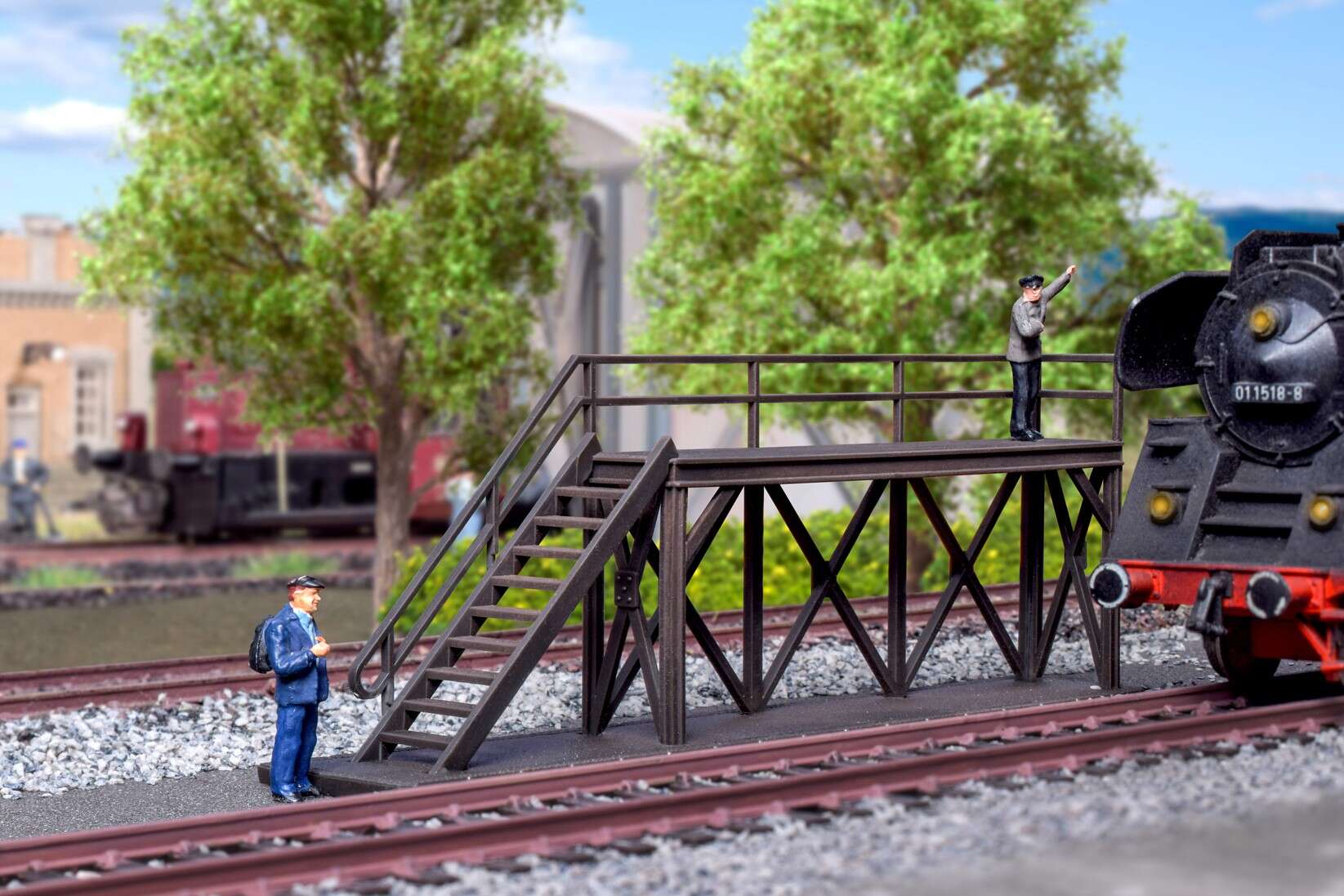 Locomotive operating platform