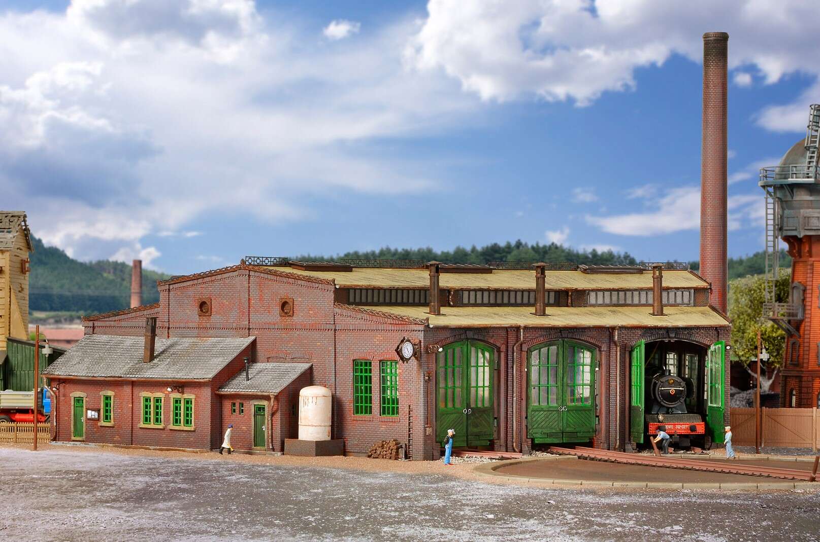 Roundhouse with door lock mechanism, three track, functional kit