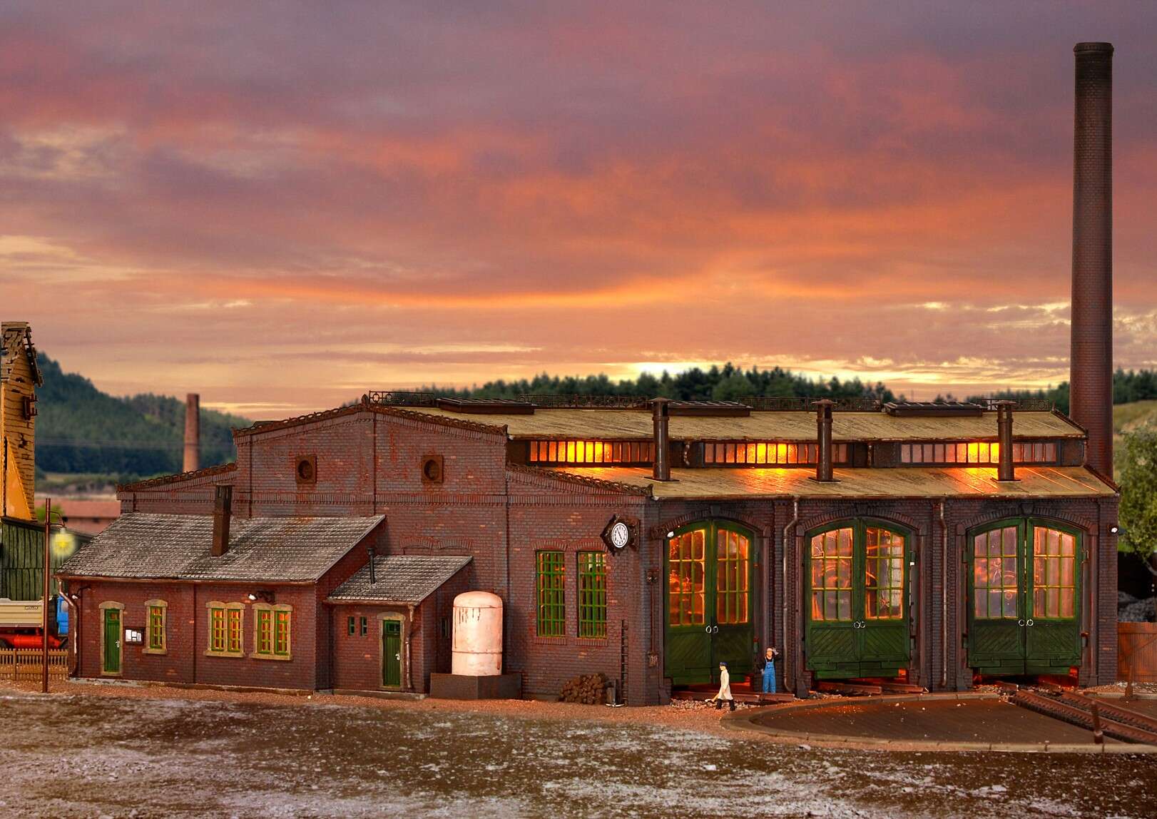 Roundhouse with door lock mechanism, three track, functional kit