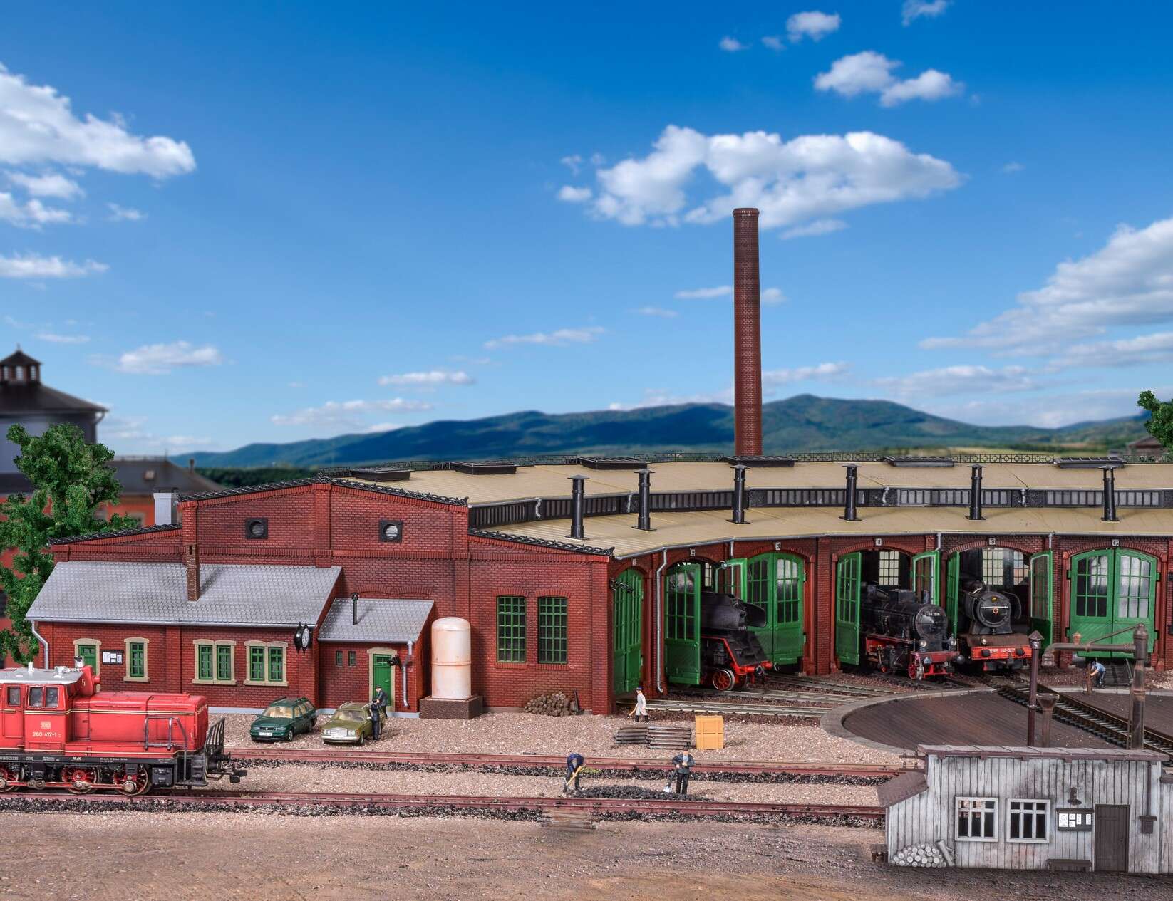 Roundhouse with door lok mechanism, six track