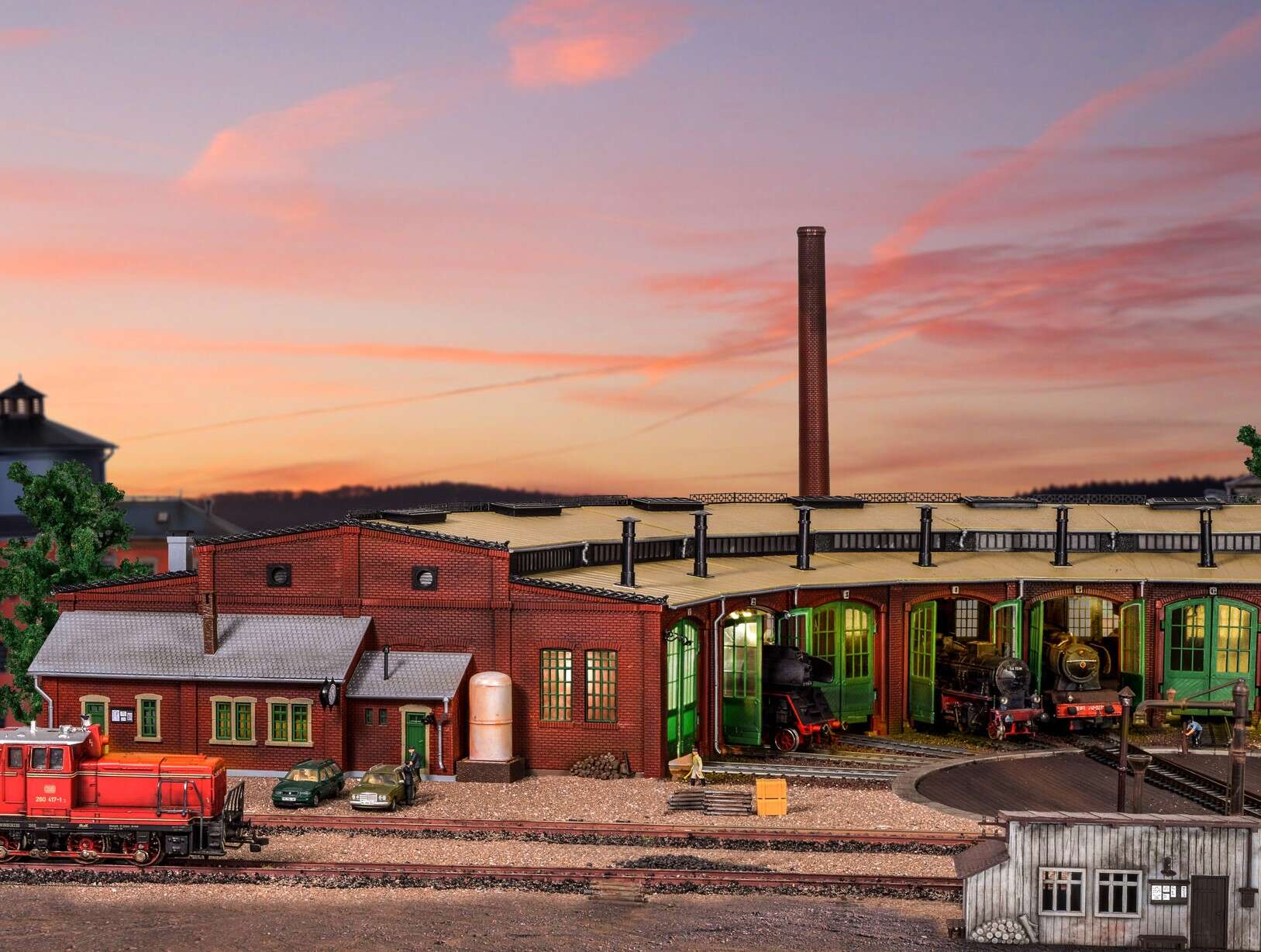 Roundhouse with door lok mechanism, six track