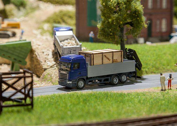 Lorry Scania R 13 HL Platform with wooden crate (HERPA)