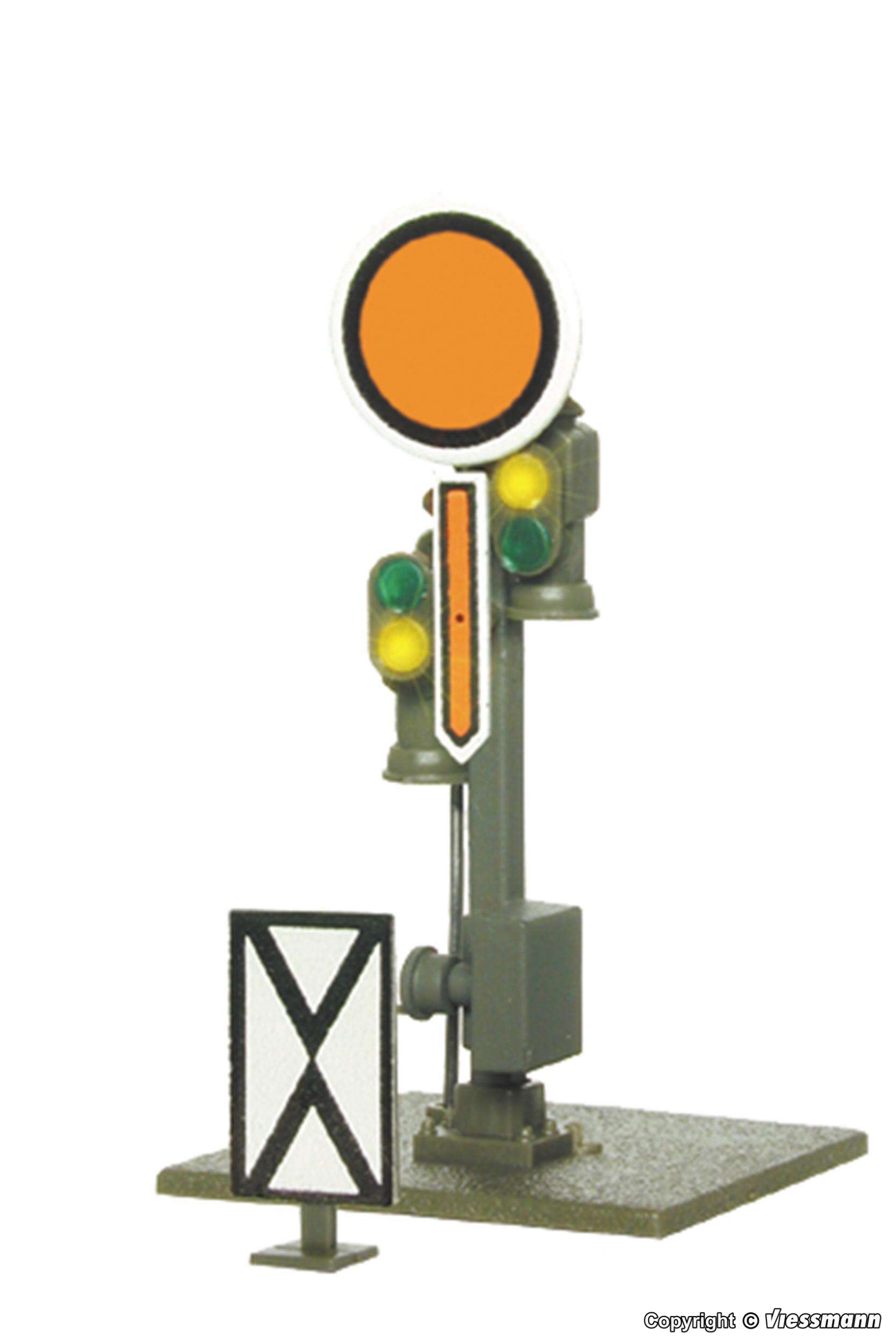 N Semaphore distant signal, fixed disk, movable arm
