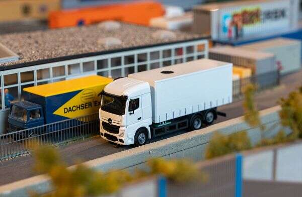 CAR SYSTEM DIGITAL LKW MB ACTROS »STREAMSPACE« (HERPA)