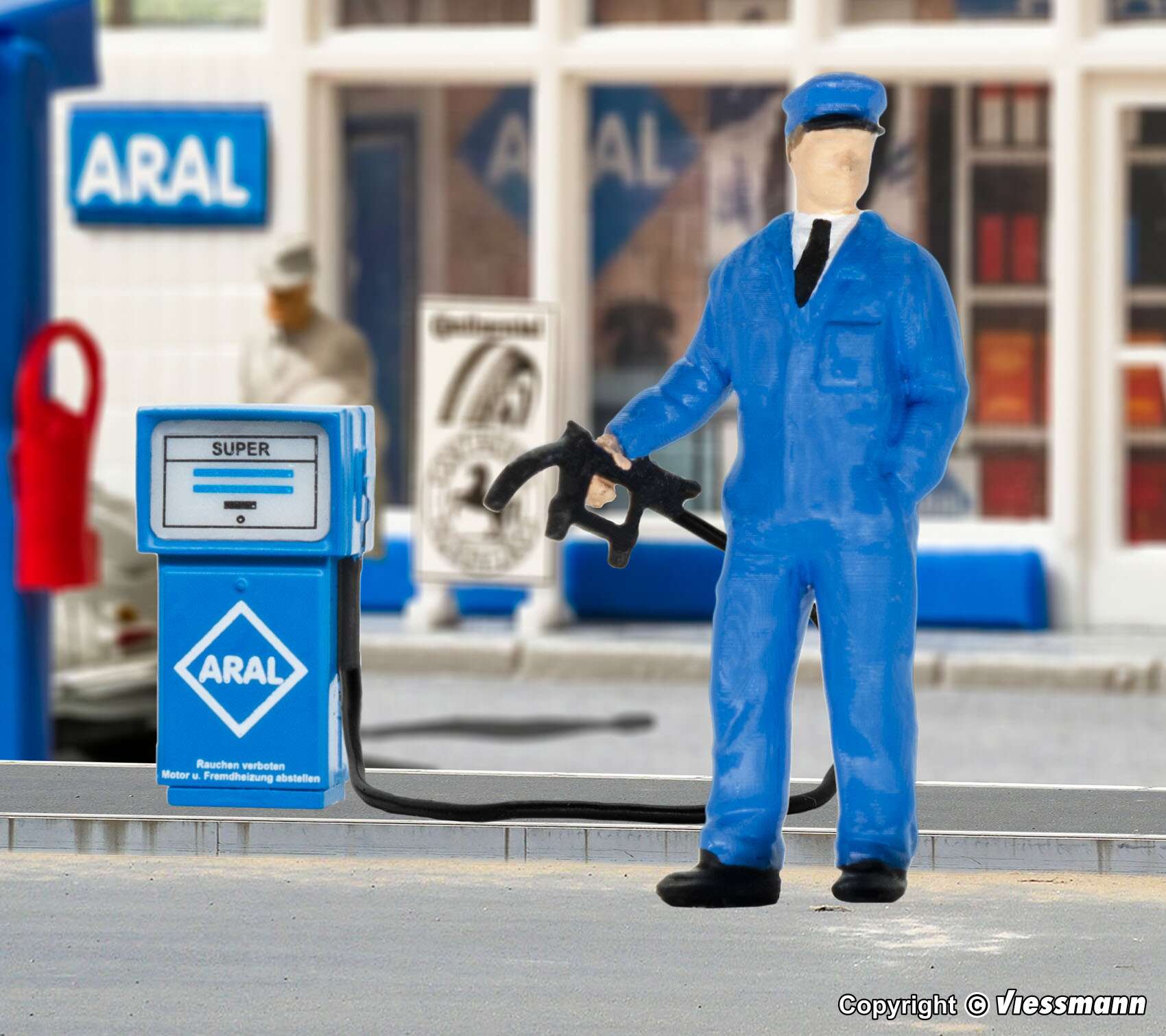 Petrol station attendant, moving