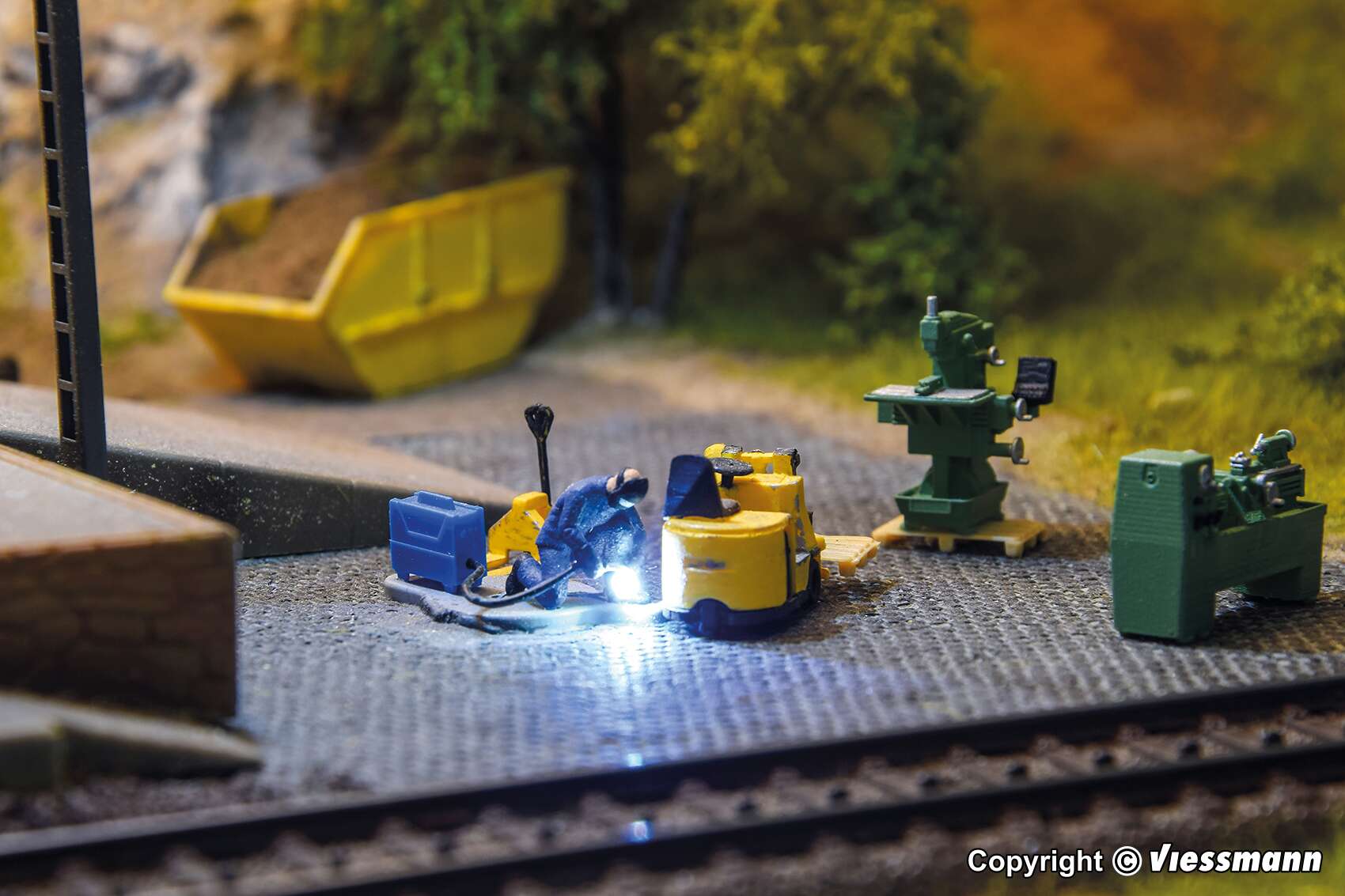 Welder with flickering welding light