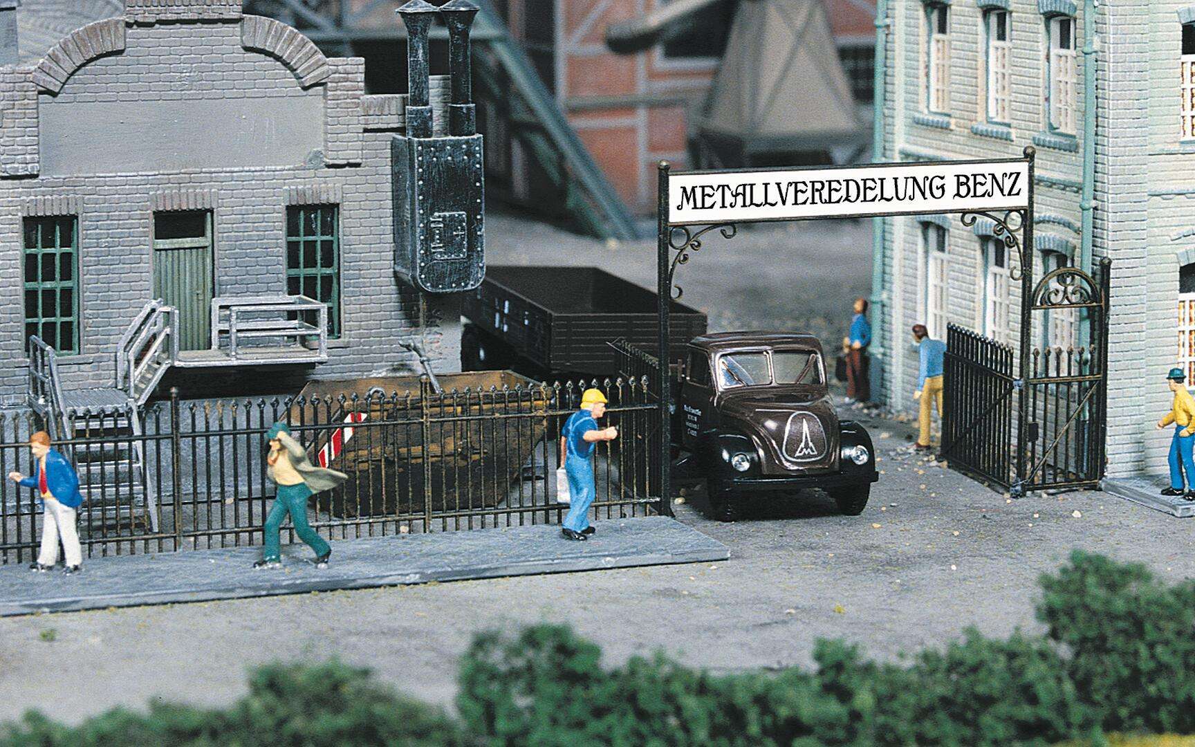 Iron fence with gate, 1046 mm