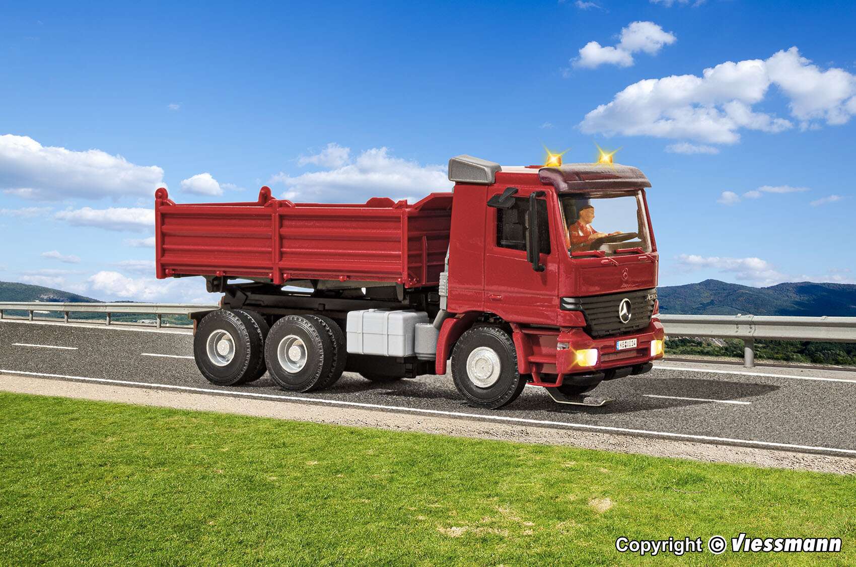 H0 CarMotion basic starter set, MB ACTROS dump truck with rotating flashing lights, red