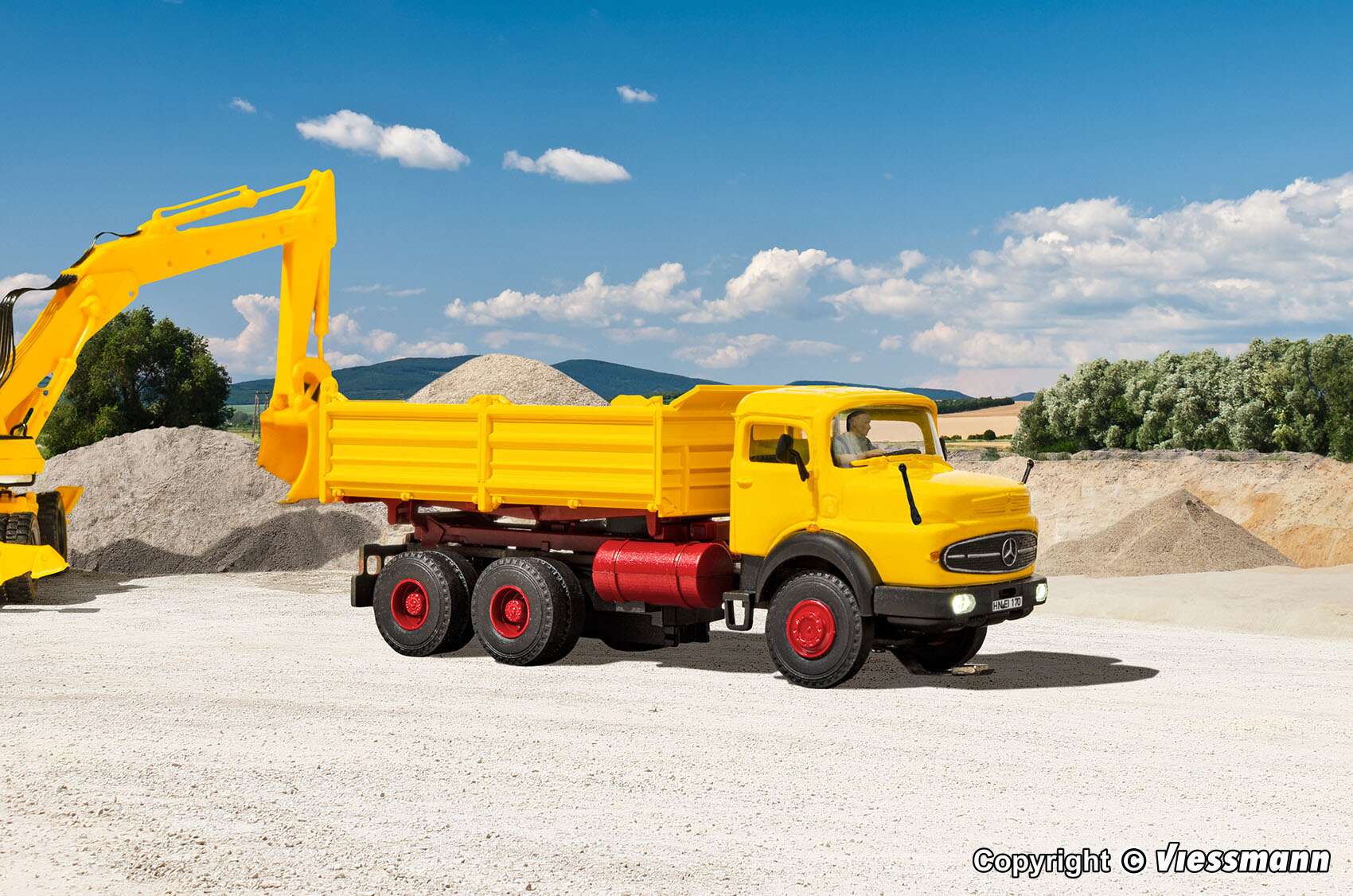HO CarMotion basic starter set, MB round bonnet 3-axle dump truck
