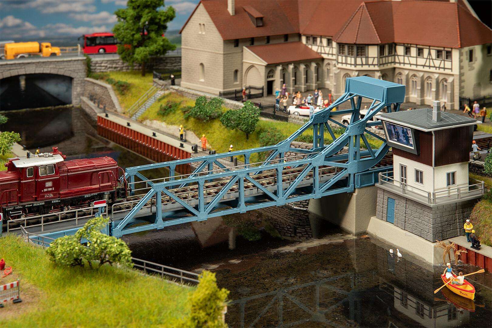Bascule bridge with drive