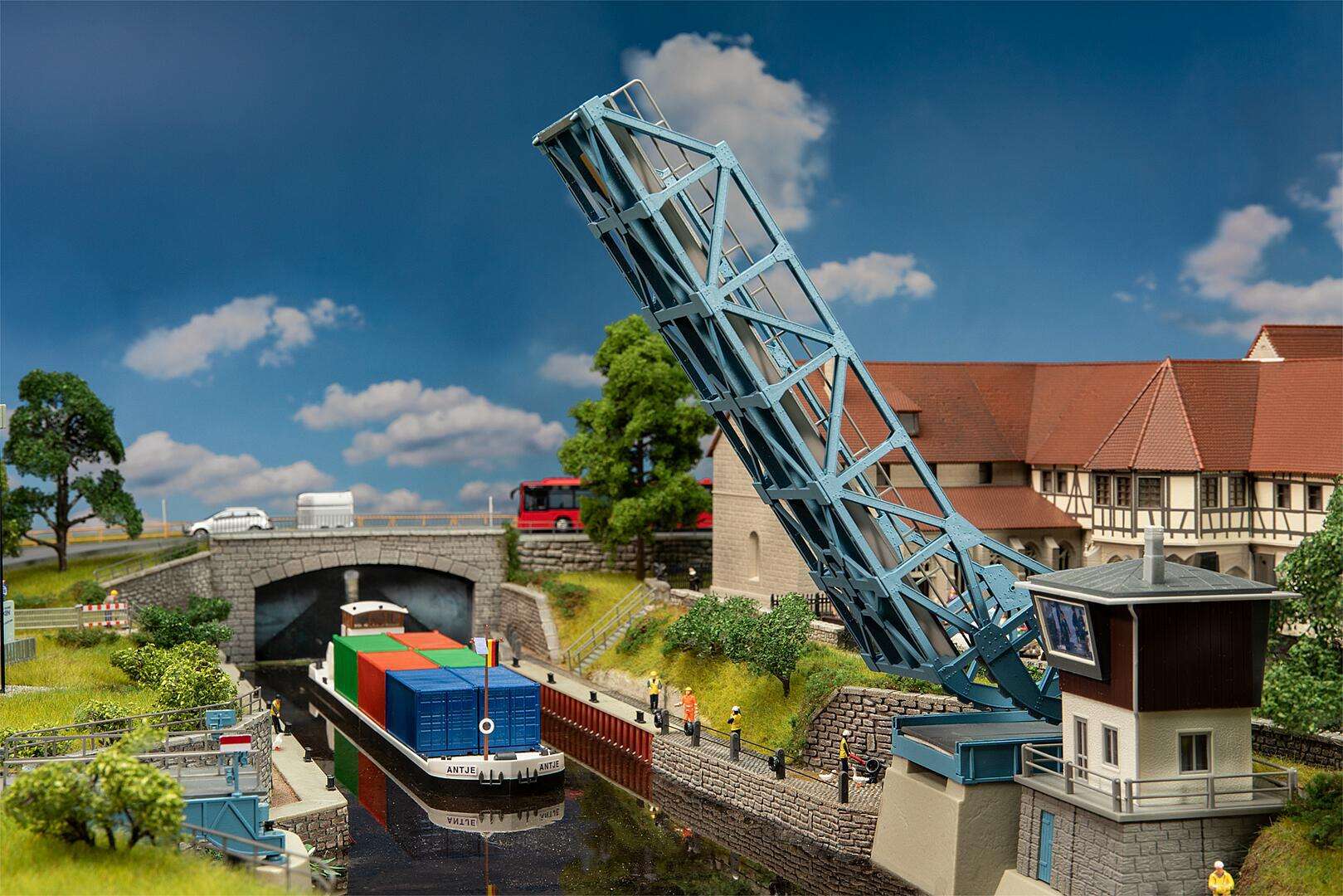 Bascule bridge with drive