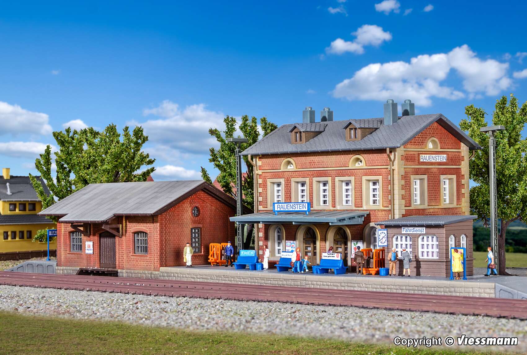 Station Rauenstein with freight shed