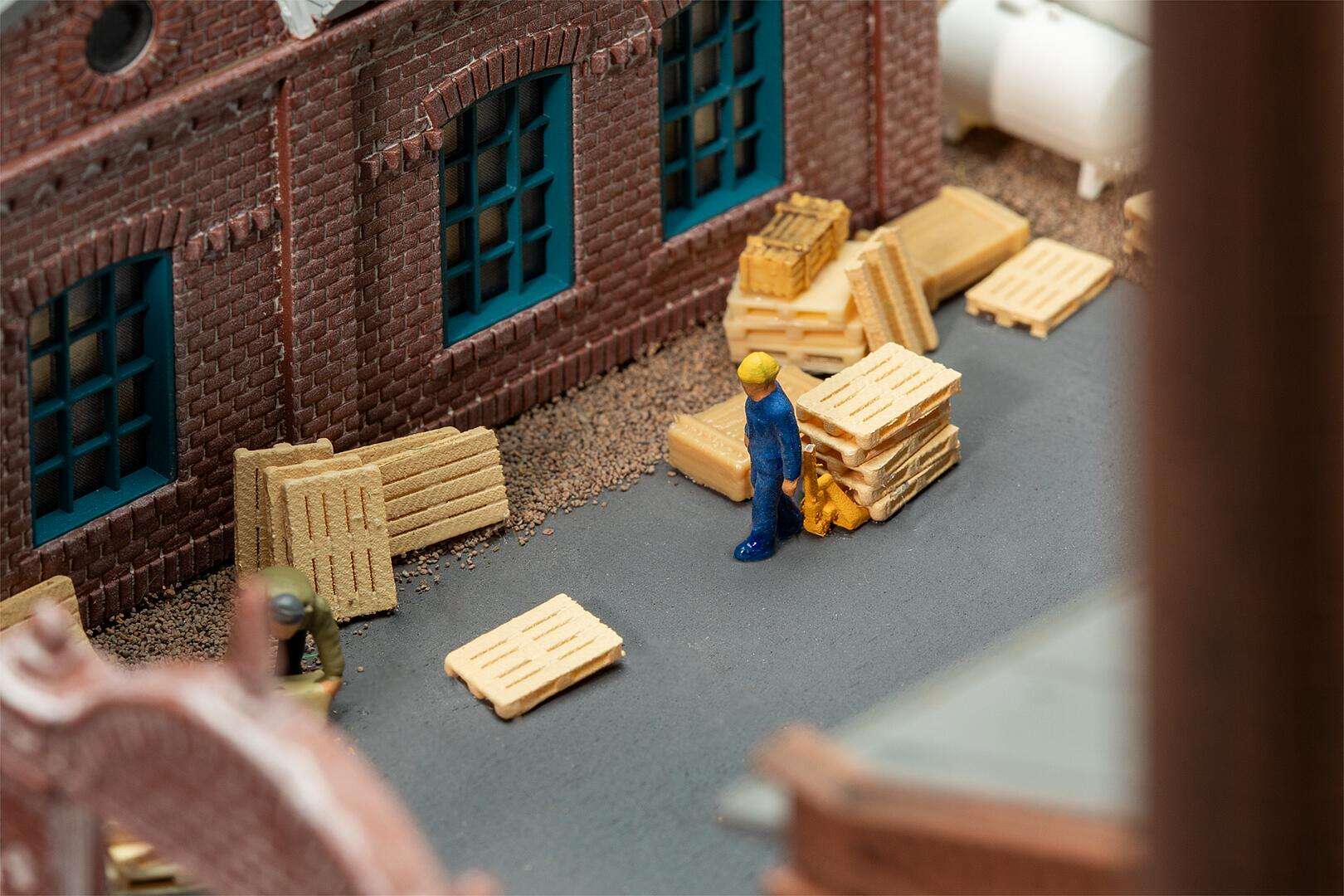 Pallet truck with pallets