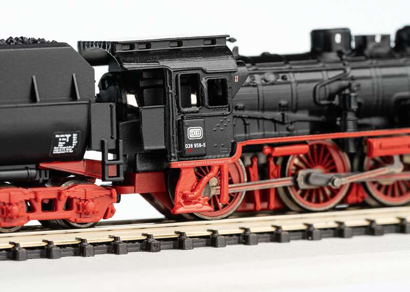 Class 038 Steam Locomotive with a Tub-Style Tender