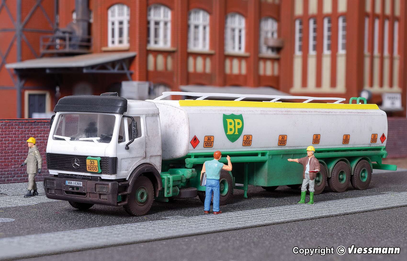 MB 2-axle tanker semitrailer BP
