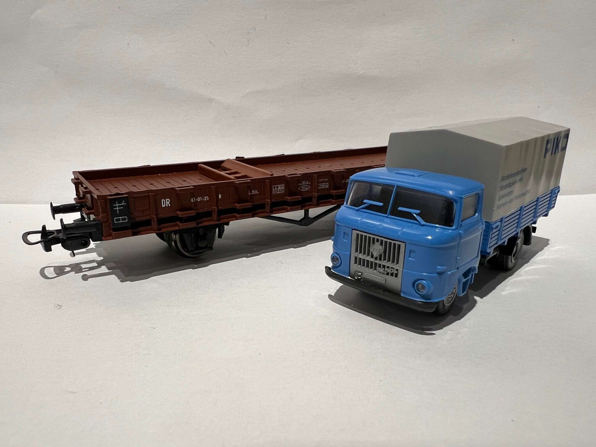 Flatvogn med lastebil