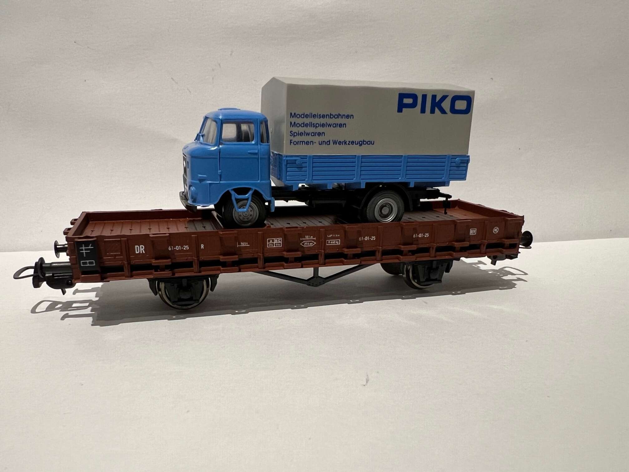 Flatvogn med lastebil