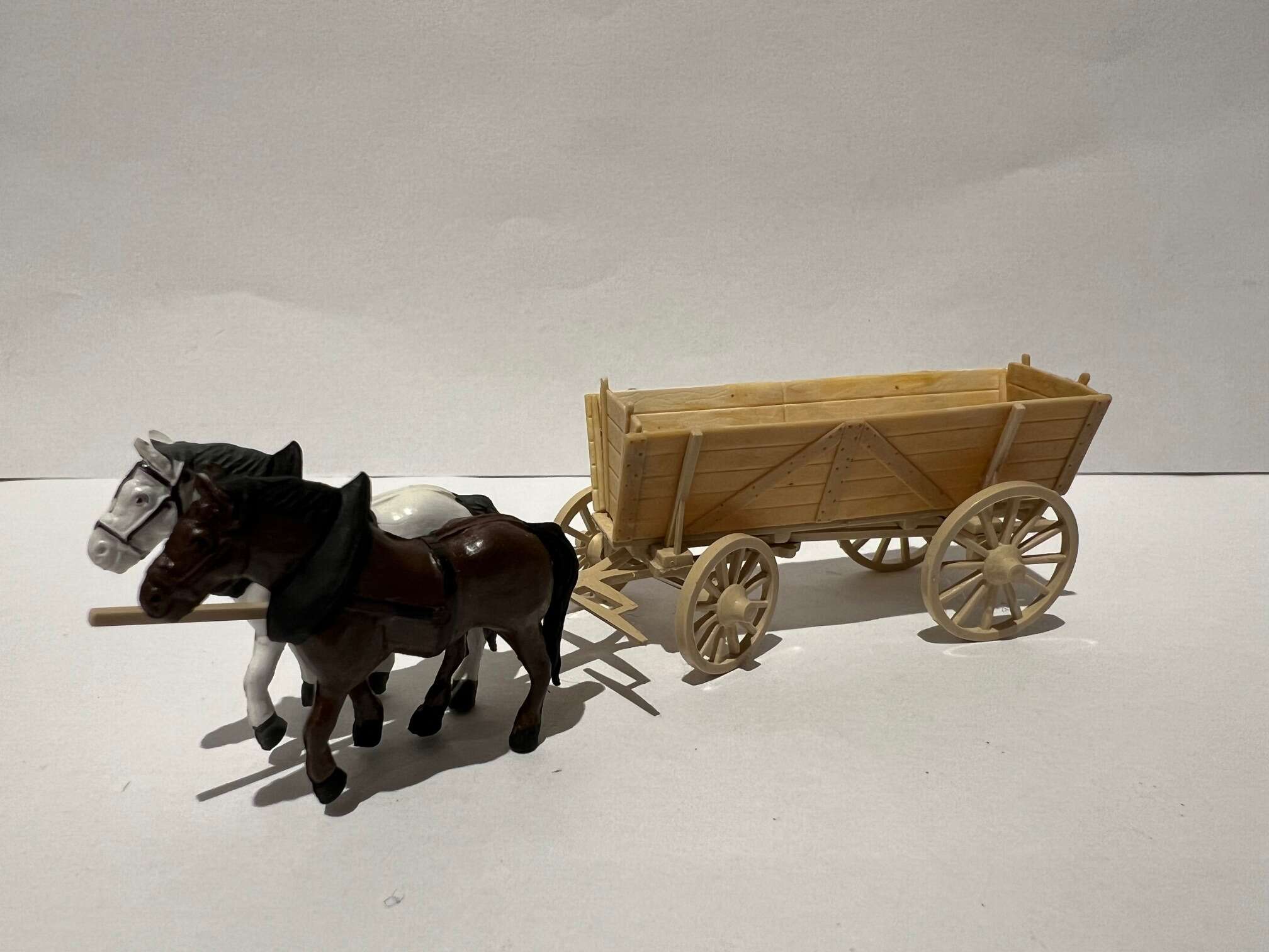 Hester med høyvogn