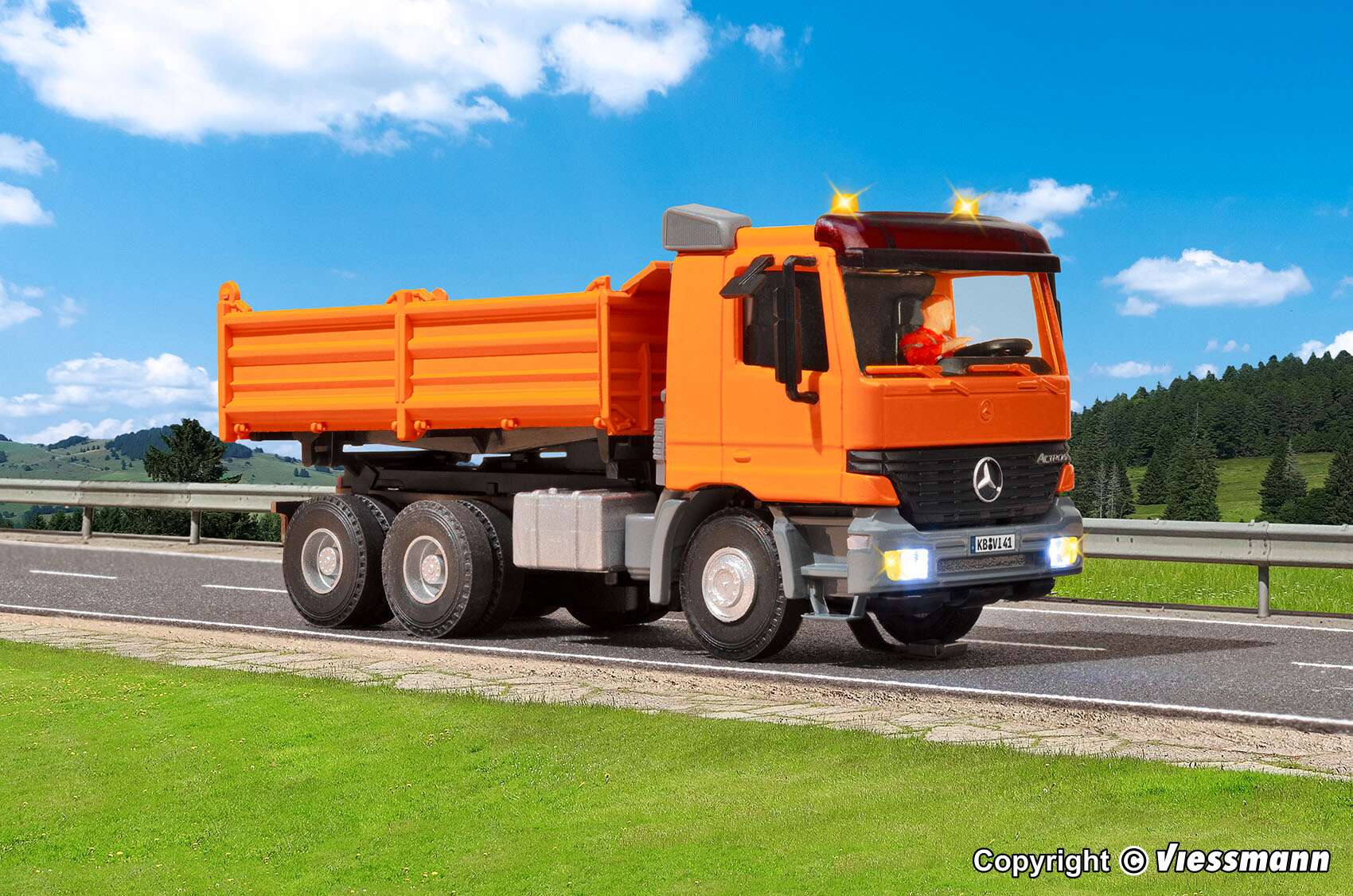 H0 MB ACTROS 3-axle dump truck with rotating flashing lights, orange, basic