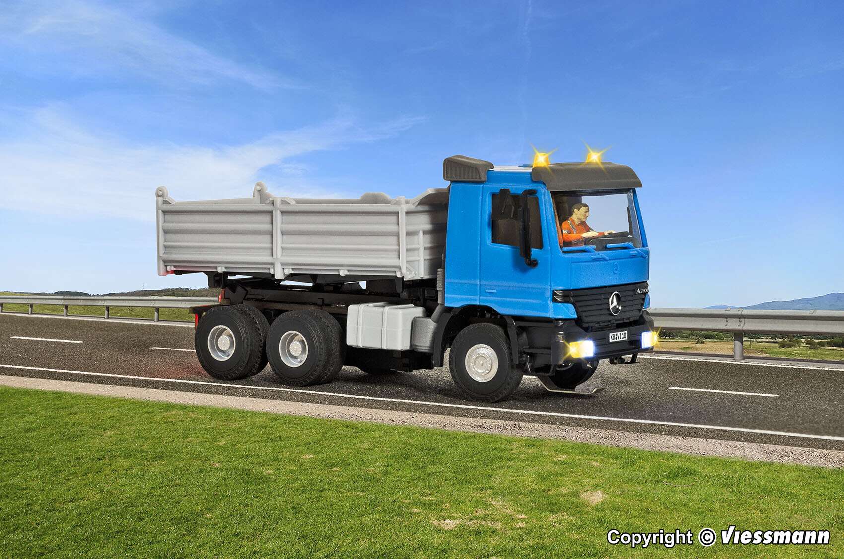 H0 CarMotion basic starter set, MB ACTROS dump truck with rotating flashing lights