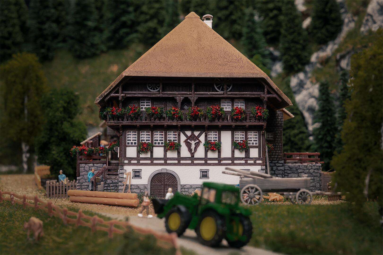 Schwarzwaldhof with 2 figures Anniversary model
