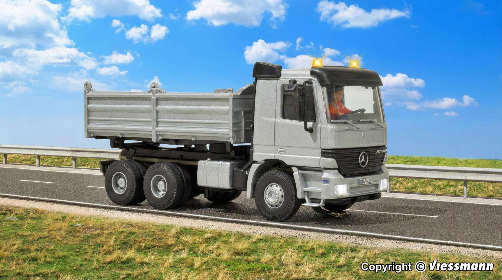 8004 H0 CarMotion basic starter set, MB ACTROS dump truck with rotating flashing lights, silver