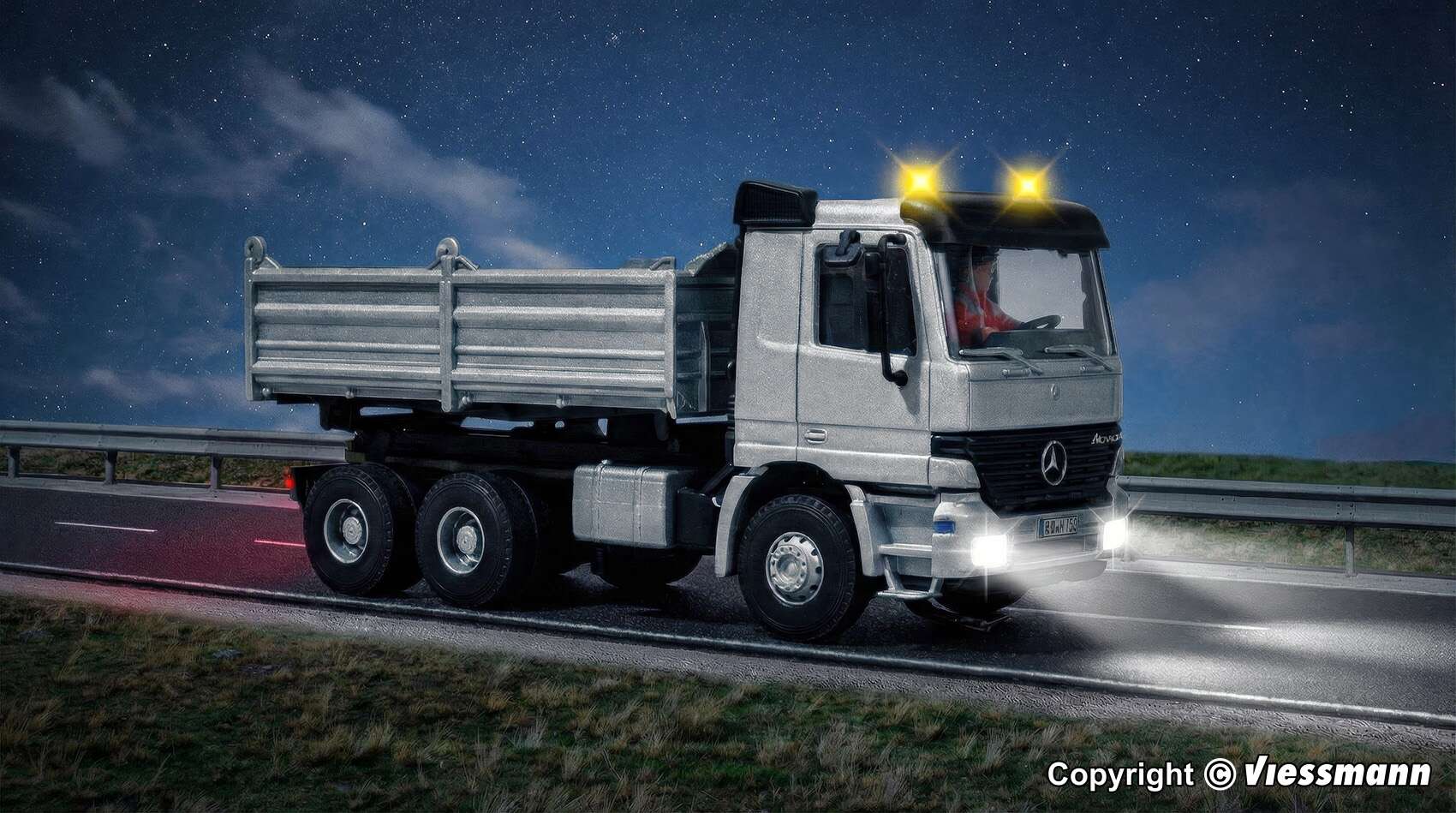 8004 H0 CarMotion basic starter set, MB ACTROS dump truck with rotating flashing lights, silver