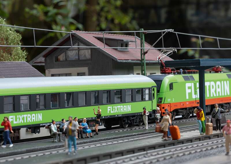 “FlixTrain” Express Train Car Set 1